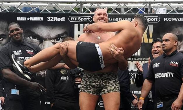 Απολαυστικός ο Φιούρι στη ζύγισή του: Σήκωσε τον αντίπαλο του στα χέρια (video)