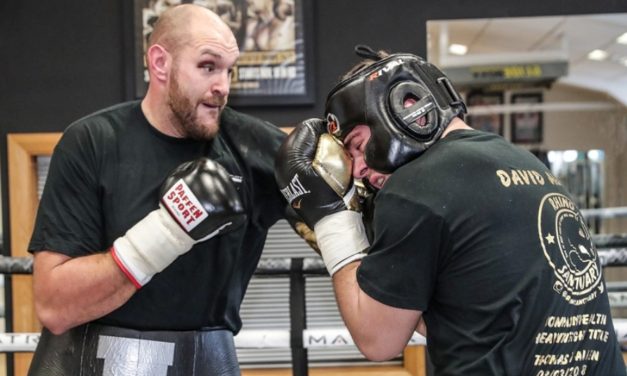 Απίστευτος ο Φιούρι: «Όποιος με νικήσει θα του φιλήσω τα πόδια»