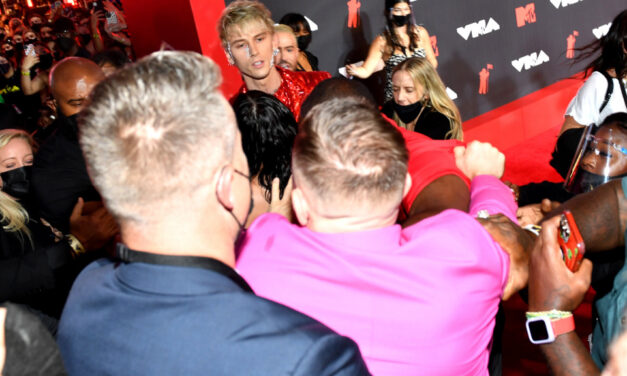 Τσαμπουκάς McGregor με MGKelly